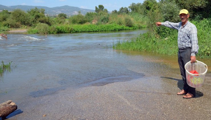 Baraj kapakları açıldı, köprü sular altında kaldı