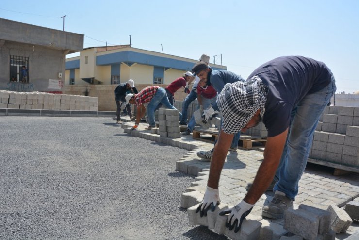 40 derece sıcakta 40 bin metrekare kilitli parke taşı döşendi