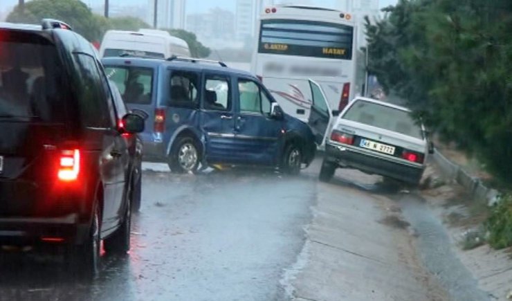 Sağanak yağış kazaları da beraberinde getirdi