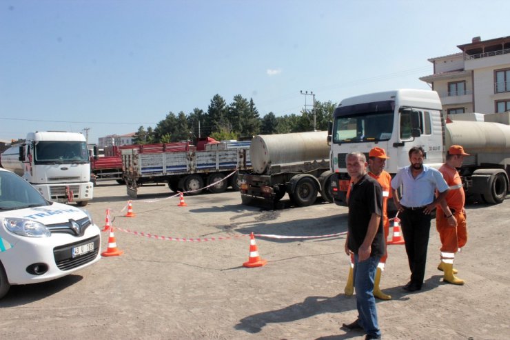 Asit tankerindeki sızıntı polisi alarma geçirdi