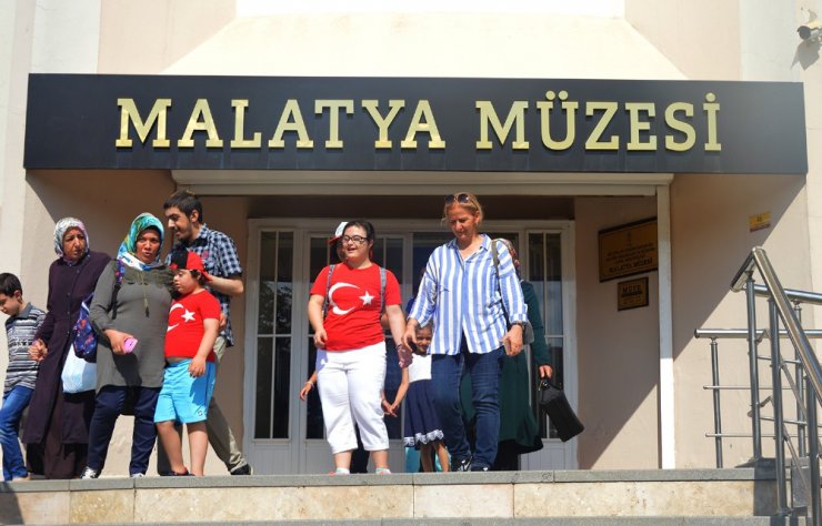 Malatya’da engelliler tarihi mekanları gezdi