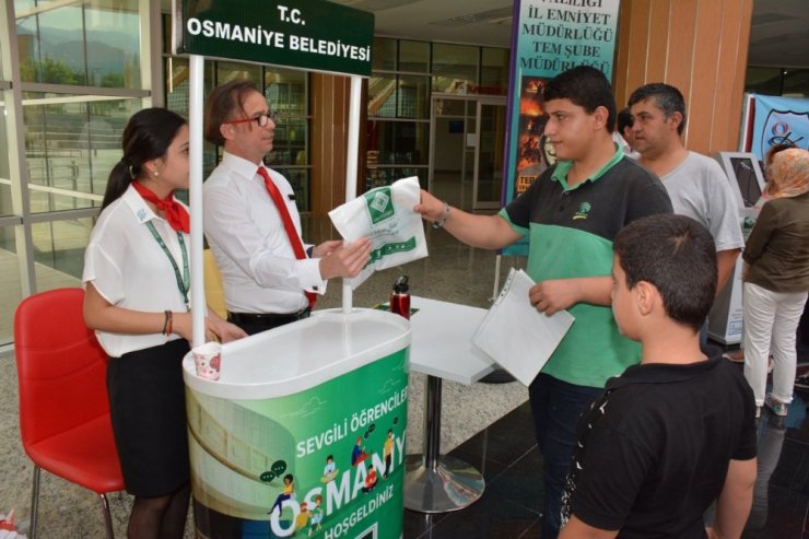 Osmaniye Belediyesi üniversiteye gelen öğrenciler için stant kurdu