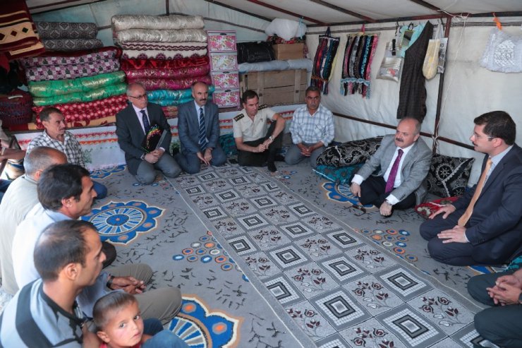 Vali Çakacak, Alpu’daki mevsimlik tarım işçilerini ziyaret etti