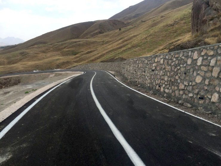 Van Büyükşehir Belediyesinden yol asfaltlama çalışması