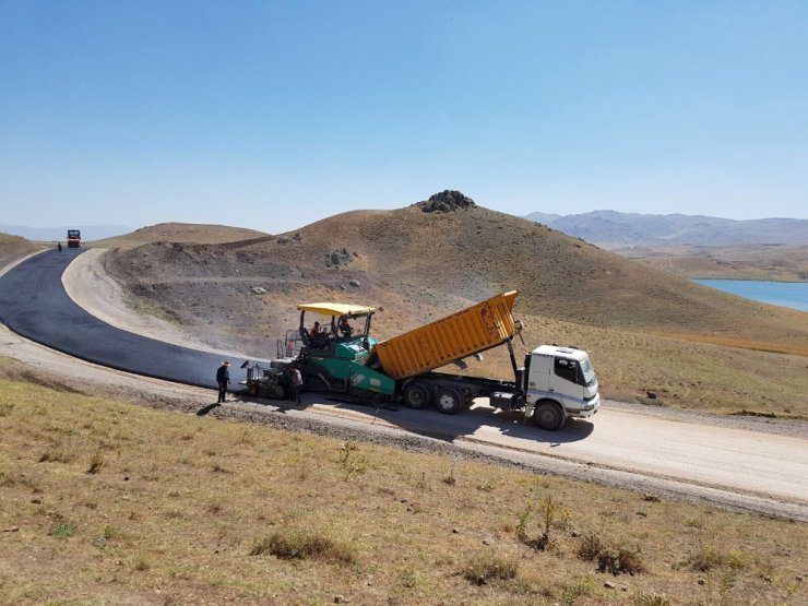 Van Büyükşehir Belediyesinden yol asfaltlama çalışması