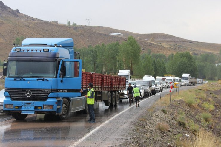 Van-Hakkari karayolu sel nedeniyle ulaşıma kapandı