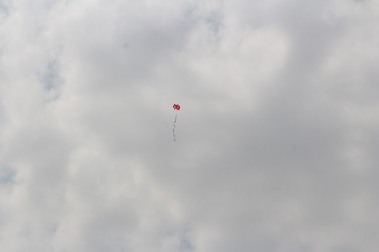 Ağrı’da 400 çocuk Türk bayraklı uçurtmalarla gökyüzünü süsledi
