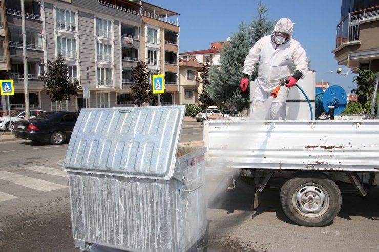 Bafra’da çöp konteynerleri dezenfekte ediliyor