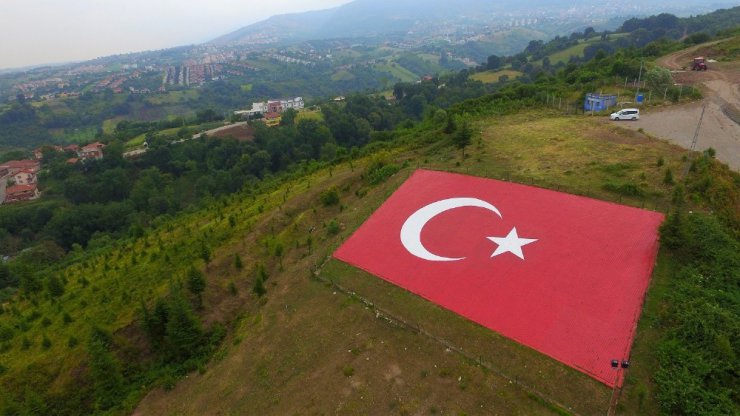 600 metrekarelik dev Türk bayrağı yenilendi