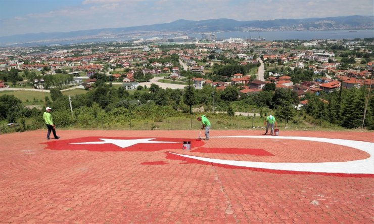 600 metrekarelik dev Türk bayrağı yenilendi