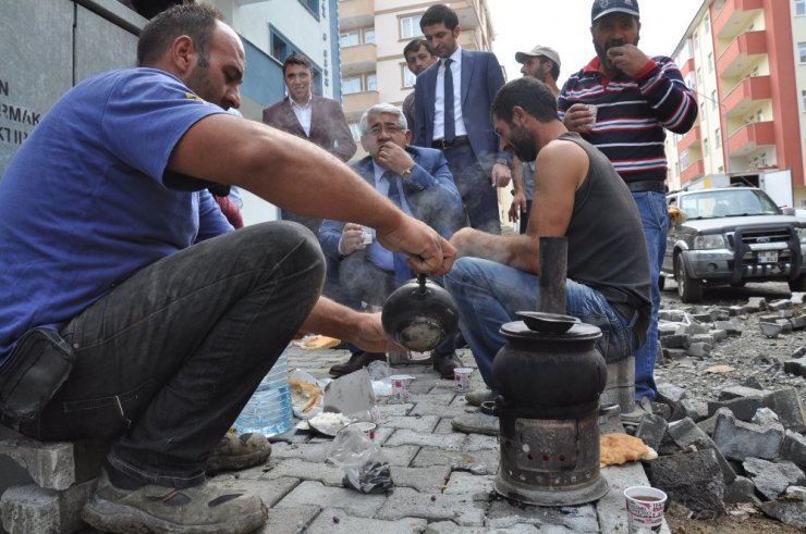 Başkan Karaçanta, işçilerle kahvaltı yaptı