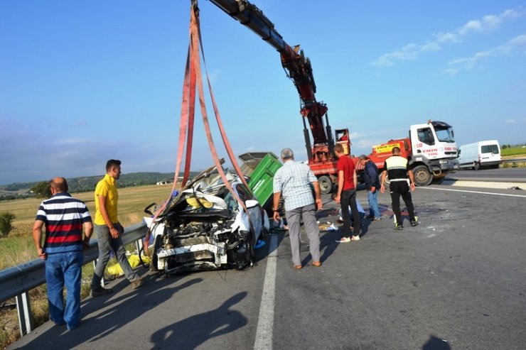 Otomobil traktöre arkadan çarptı 3 kişi yaralandı