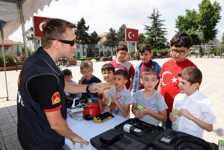 Bozüyük Belediyesi itfaiyesinden vatandaşlara deprem bilgilendirme standı