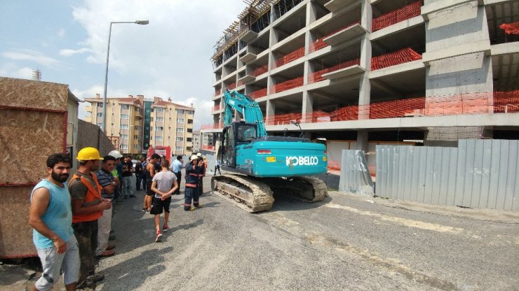 Esenyurt’ta kontrolden çıkan kamyon inşaat alanına uçtu