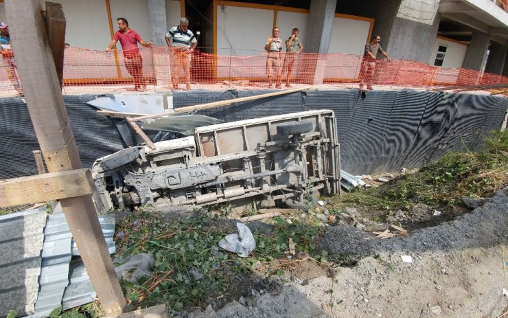 Esenyurt’ta kontrolden çıkan kamyon inşaat alanına uçtu