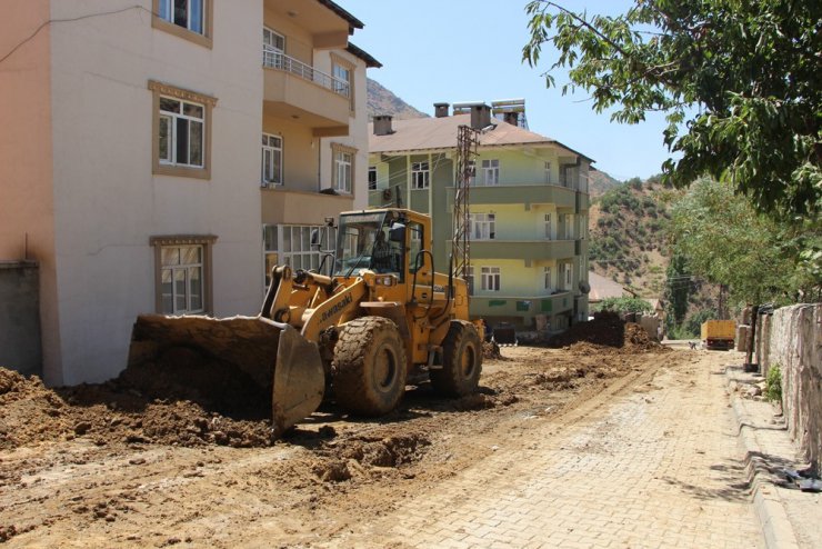 Şemdinli’de yol yapım çalışması