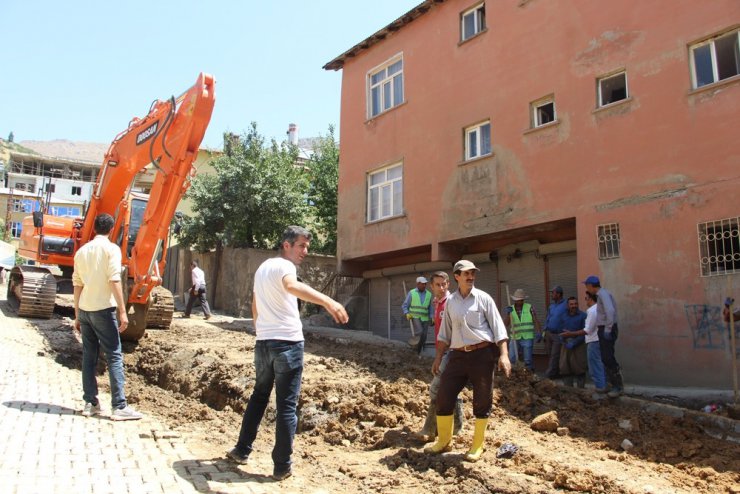 Şemdinli’de yol yapım çalışması