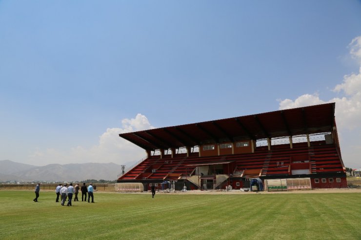 Yüksekova Şehir Stadı yenilendi