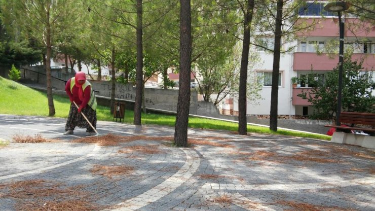 Karesi’de parklara çatılı piknik masaları