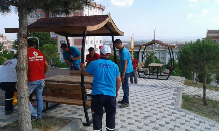 Karesi’de parklara çatılı piknik masaları