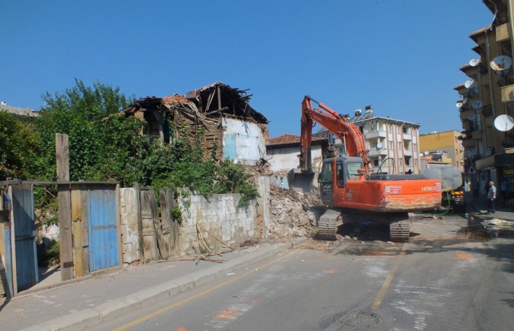 Milas’ta tehlike saçan binanın bir kısmı yıkıldı