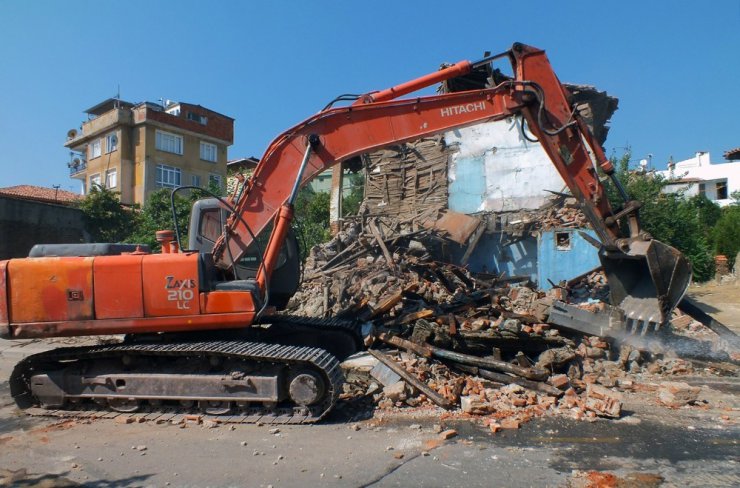 Milas’ta tehlike saçan binanın bir kısmı yıkıldı