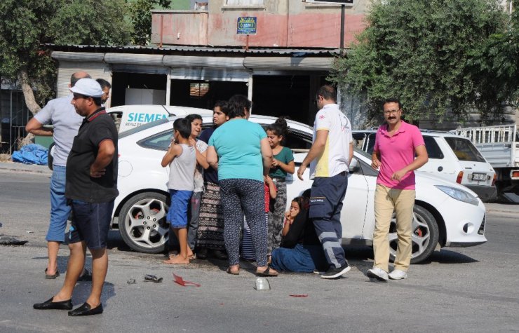 Nöbetten çıkan 112 görevlisi kaza sonrası şoka giren aileyi güçlükle teselli etti