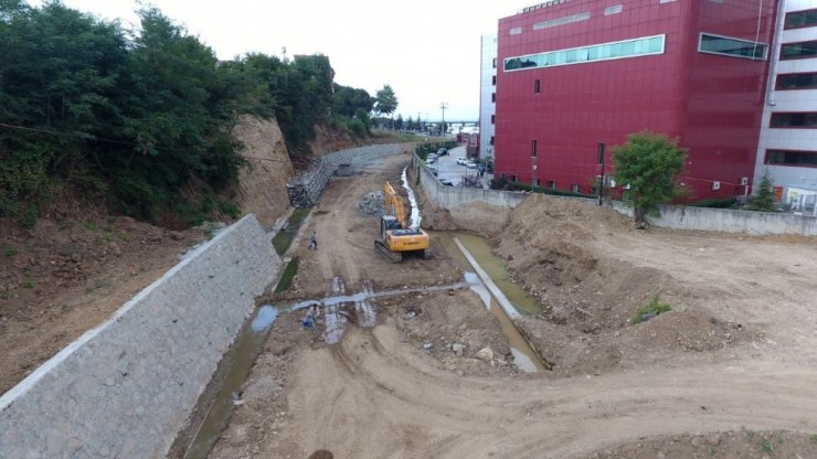 Hasanoğlu Deresi’nde tahkimat çalışması