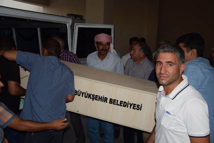 Su kanalı kenarında oynayan çocuklar balçıklı suya düştü: 3 ölü