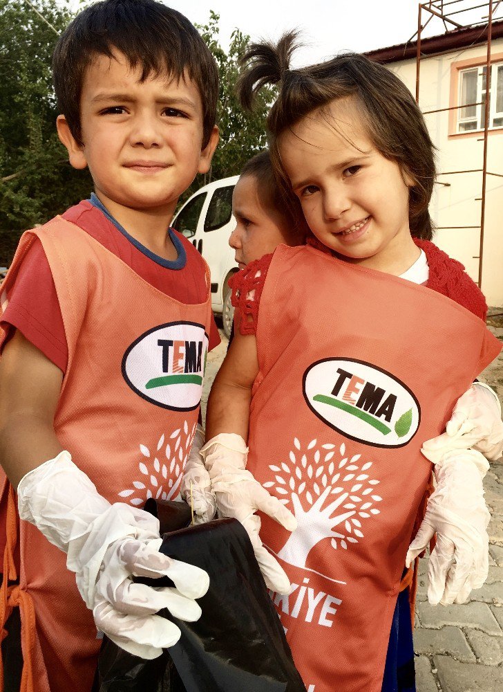 Tema gönüllüsü çocuklar çevre temizliği yaptı