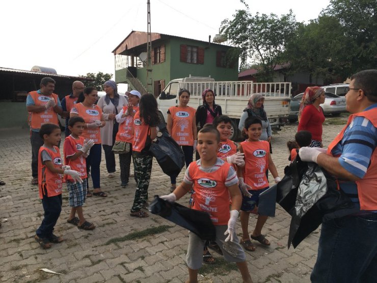 Tema gönüllüsü çocuklar çevre temizliği yaptı