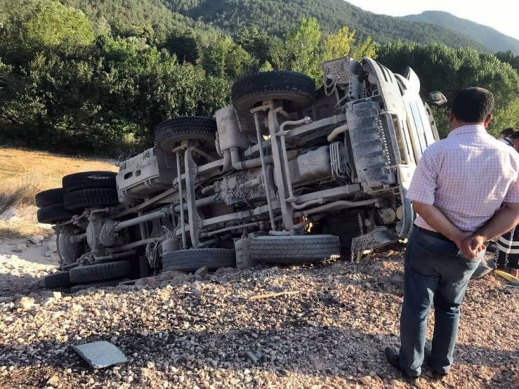 Bolu’da hafriyat kamyonu devrildi: 1 ölü