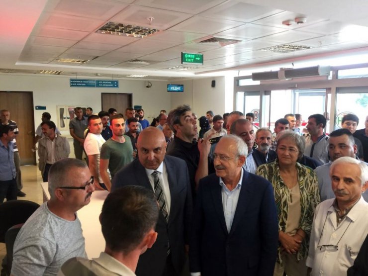 Kemal Kılıçdaroğlu, traktör kazasında yaralanan işçileri ziyaret etti