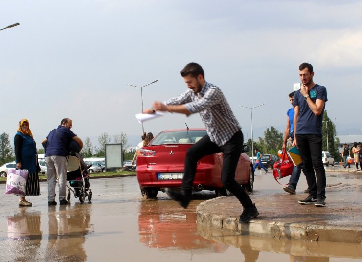 Sağanak sonrası hastane bahçesini su bastı