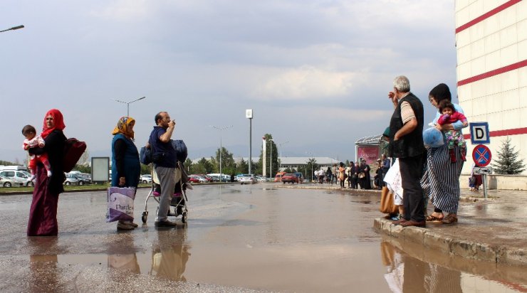 Sağanak sonrası hastane bahçesini su bastı