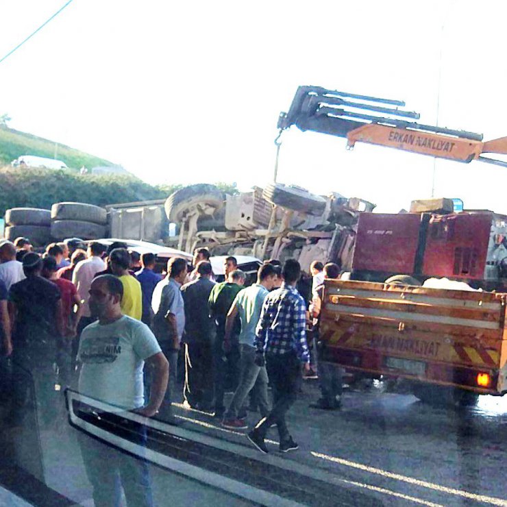 Beton mikseri köprüden aracın üzerine düştü