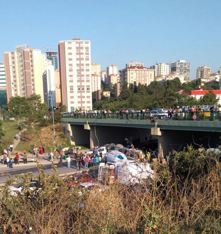 Beton mikseri köprüden aracın üzerine düştü