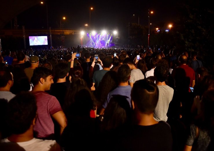 Çim Konserleri, Cem Adrian ile başladı