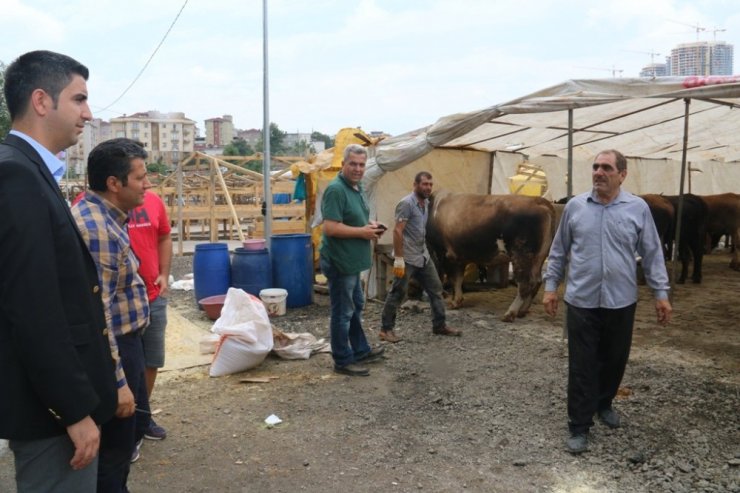 Kartal Belediyesi Başkan Vekili Gülcemal Fidan’dan kurban satış ve kesim alanlarına ziyaret