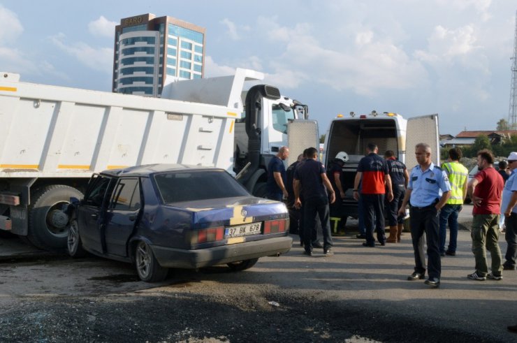 Asfalt malzemesi taşıyan kamyon ile otomobil çarpıştı: 1 ölü, 2 yaralı