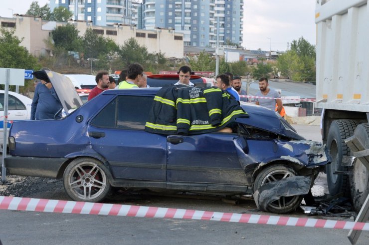 Asfalt malzemesi taşıyan kamyon ile otomobil çarpıştı: 1 ölü, 2 yaralı