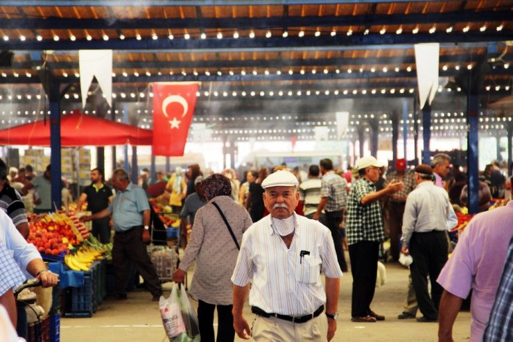 Bu pazarda ne sıcaklar ne de fiyatlar yakıyor