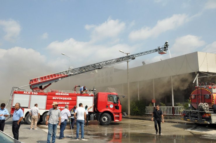 Tarsus’ta düğün salonunda çıkan yangın korkuttu