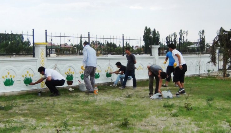 Milli Eğitim Müdürü boya yapıp sıra taşıdı