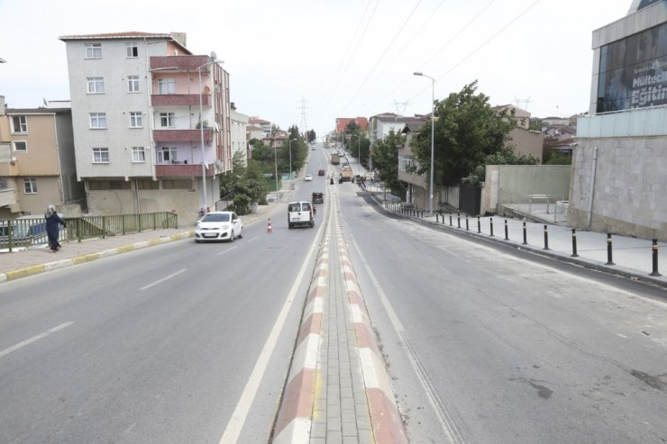 Kaldırım ve duvar örme çalışmaları devam ediyor