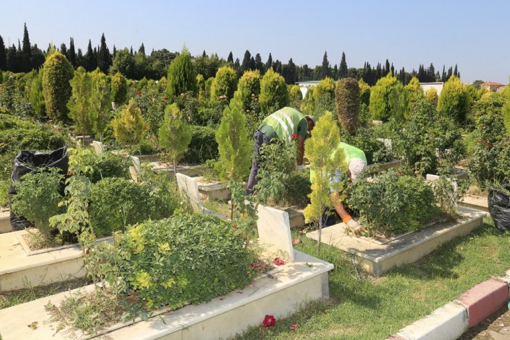 Turgutlu’da bayram öncesi mezarlıklar bakıma alındı