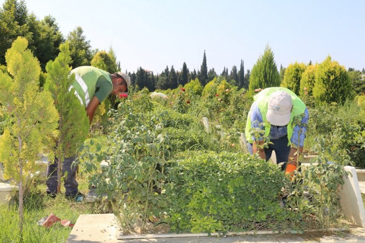 Turgutlu’da bayram öncesi mezarlıklar bakıma alındı