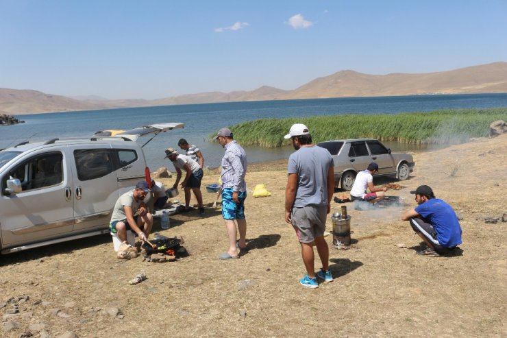 Türkiye’nin en yüksek rakımlı gölü ziyaretçi akınına uğruyor
