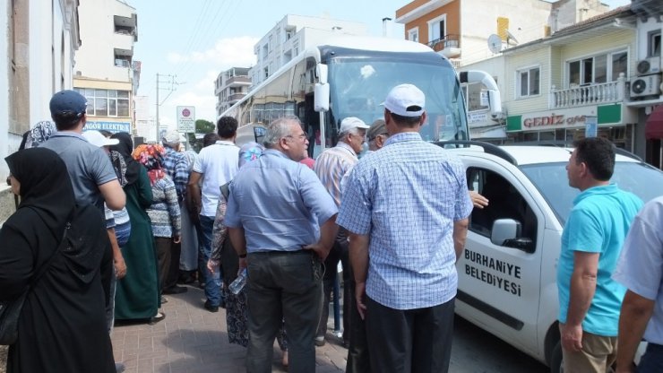 Burhaniye’de hacı adayları uğurlandı