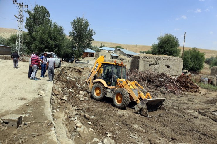 Selden kapanan yollar temizleniyor